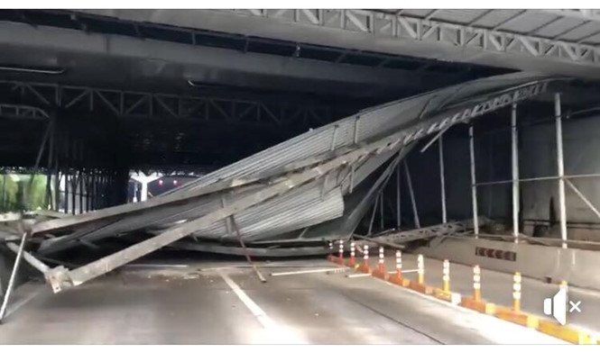 Sập mái che, hầm Thủ Thiêm phong tỏa: Người Sài Gòn chôn chân cả tiếng giữa trung tâm Sập mái che, hầm Thủ Thiêm phong tỏa: Người Sài Gòn chôn chân cả tiếng giữa trung tâm