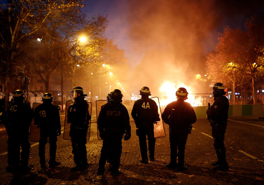 Lửa và đụng độ: Điều gì diễn ra trong cuộc biểu tình chống tăng giá xăng ở Pháp?