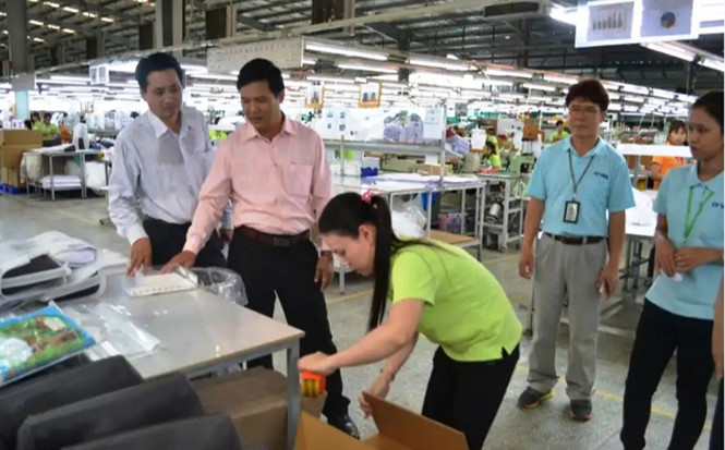 Đang bị kỷ luật cảnh cáo vẫn được điều động làm giám đốc sở Đang bị kỷ luật cảnh cáo vẫn được điều động làm giám đốc sở