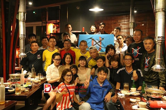 Chó chê khỉ lắm lông! Chó chê khỉ lắm lông!