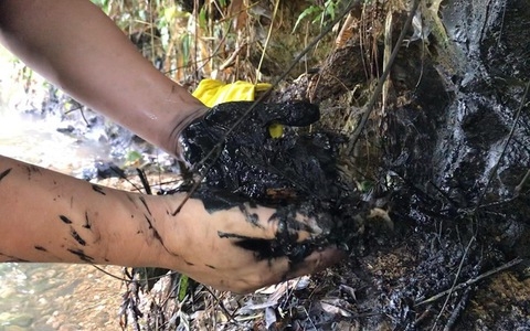 Truy bắt kẻ thuê đổ trộm dầu thải vào nguồn Truy bắt kẻ thuê đổ trộm dầu thải vào nguồn