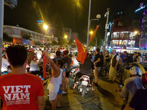 U.23 Việt Nam vào bán kết tuyệt vời: Biển người ra đường ăn mừng U.23 Việt Nam vào bán kết tuyệt vời: Biển người ra đường ăn mừng