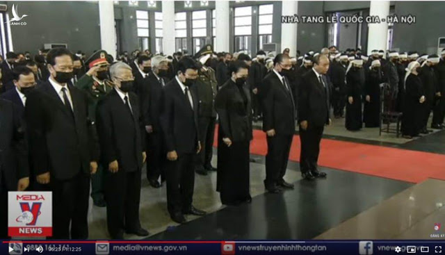 Hết chuyện đám 'rận chủ' quay sang bình luận về 'dáng đứng'! Hết chuyện đám 'rận chủ' quay sang bình luận về 'dáng đứng'!