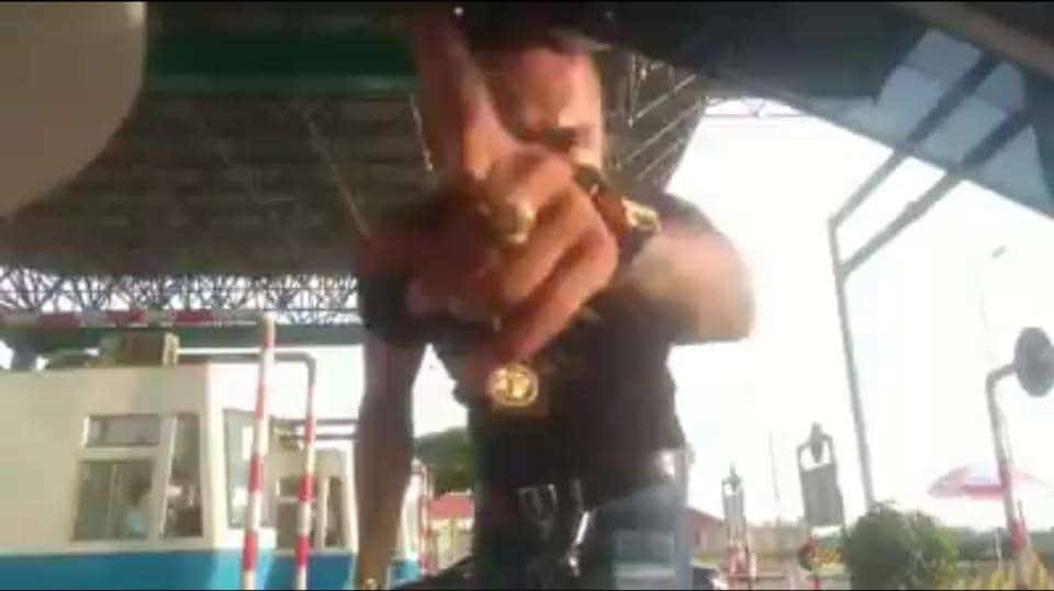 Kẻ xăm trổ vạch quần ở BOT Mỹ Lộc: Lời người phụ nữ trực diện Kẻ xăm trổ vạch quần ở BOT Mỹ Lộc: Lời người phụ nữ trực diện