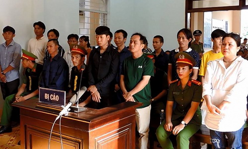 Thêm 15 người tấn công cảnh sát ở Phan Rí Cửa lĩnh án Thêm 15 người tấn công cảnh sát ở Phan Rí Cửa lĩnh án