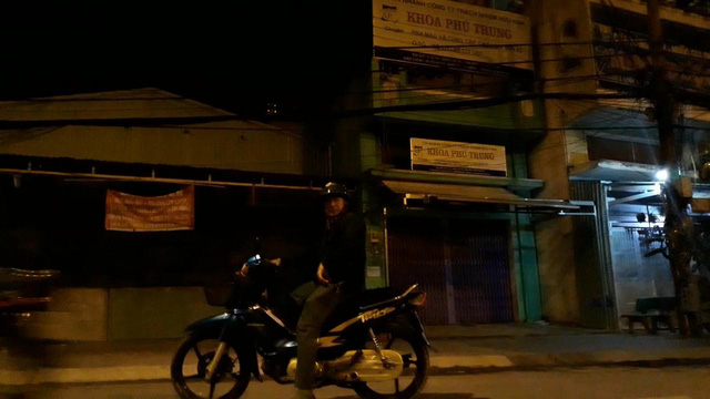 Cận cảnh nhóm dân phòng ngang nhiên… 'làm luật' Cận cảnh nhóm dân phòng ngang nhiên… 'làm luật'