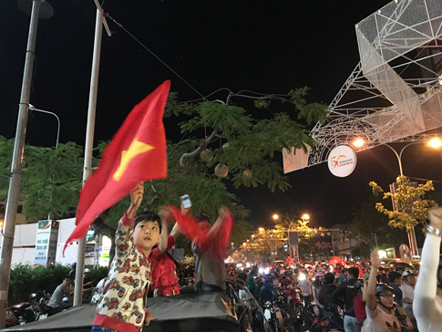 U.23 Việt Nam vào bán kết tuyệt vời: Biển người ra đường ăn mừng U.23 Việt Nam vào bán kết tuyệt vời: Biển người ra đường ăn mừng