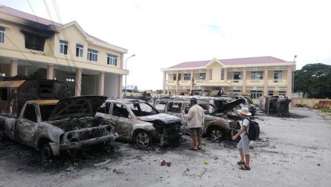 Công an bảo vệ nghiêm ngặt phiên tòa xử 15 bị cáo gây rối ở Bình Thuận Công an bảo vệ nghiêm ngặt phiên tòa xử 15 bị cáo gây rối ở Bình Thuận