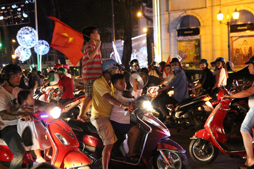 U.23 Việt Nam vào bán kết tuyệt vời: Biển người ra đường ăn mừng U.23 Việt Nam vào bán kết tuyệt vời: Biển người ra đường ăn mừng