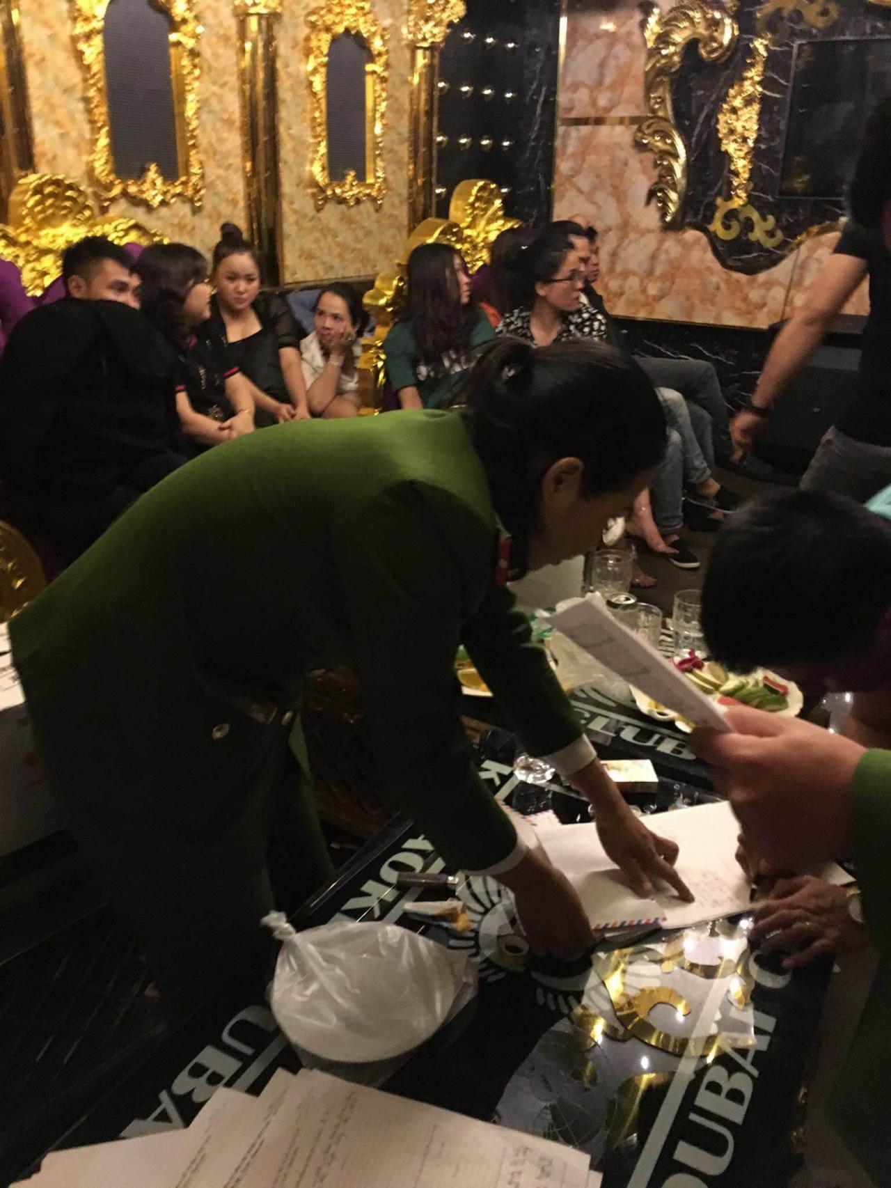 Bắt phó GĐ ngân hàng cùng 2 cô giáo đang phê trong tiệc ma tuý Bắt phó GĐ ngân hàng cùng 2 cô giáo đang phê trong tiệc ma tuý