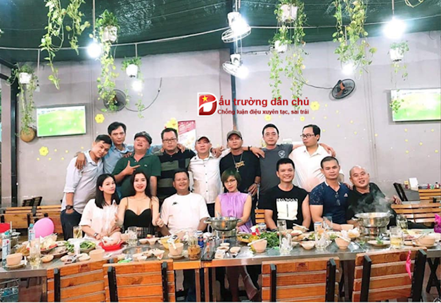 Chó chê khỉ lắm lông! Chó chê khỉ lắm lông!