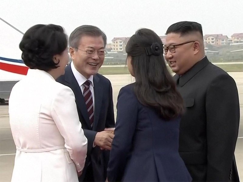 Vợ chồng ông Kim Jong Un ra sân bay đón Tổng thống Hàn Vợ chồng ông Kim Jong Un ra sân bay đón Tổng thống Hàn