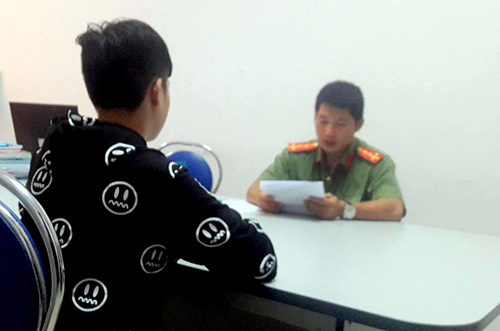 Công an làm việc với thanh niên livestream 'Cô Ba Sài Gòn' Công an làm việc với thanh niên livestream 'Cô Ba Sài Gòn'