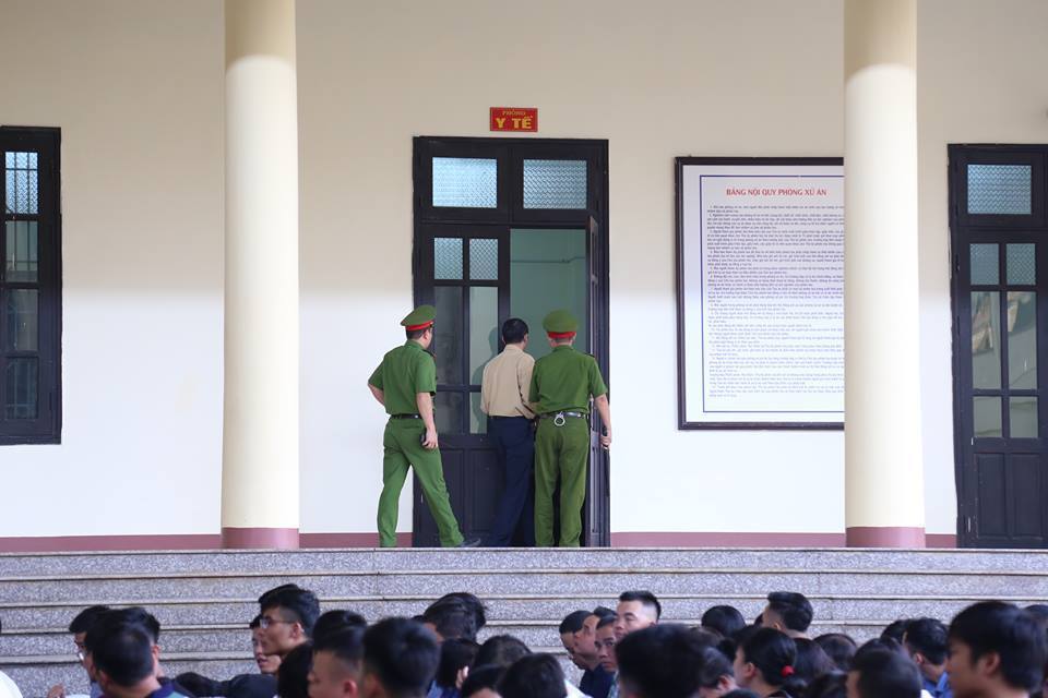 Ông Phan Văn Vĩnh nhập viện trước ngày tòa tuyên án Ông Phan Văn Vĩnh nhập viện trước ngày tòa tuyên án