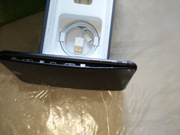 Mới ra mắt iPhone 8 Plus đã bị phồng pin Mới ra mắt iPhone 8 Plus đã bị phồng pin