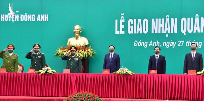 Bí thư và Chủ tịch Hà Nội tặng hoa, động viên thanh niên lên đường nhập ngũ