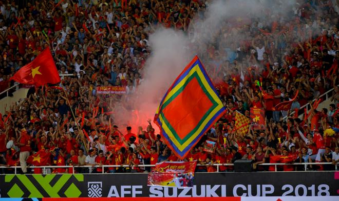 Tuyển Việt Nam có nguy cơ đá sân trung lập vì CĐV đốt pháo sáng Tuyển Việt Nam có nguy cơ đá sân trung lập vì CĐV đốt pháo sáng