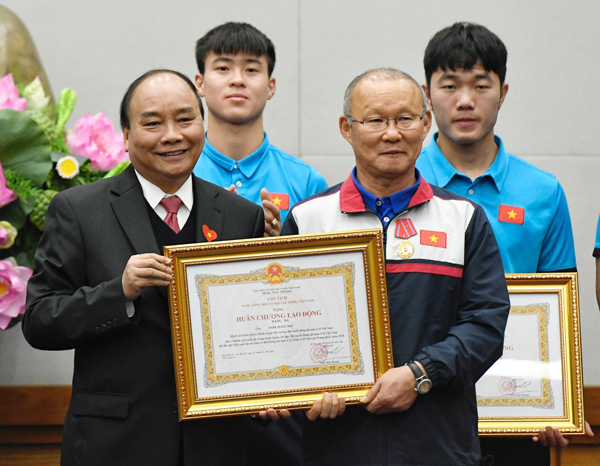 Thủ tướng đón U23: 'Đội tuyển đã vô địch trong trái tim 90 triệu người dân' Thủ tướng đón U23: 'Đội tuyển đã vô địch trong trái tim 90 triệu người dân'