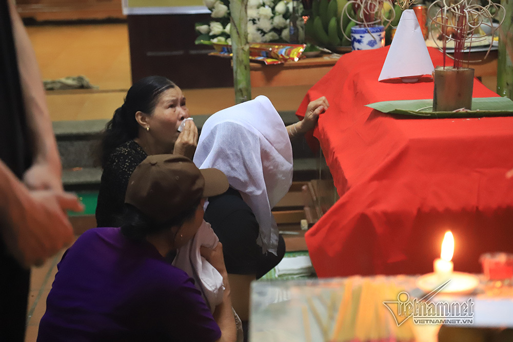 8 học sinh chết đuối trên sông Đà: Những đám tang vội vã trong đêm