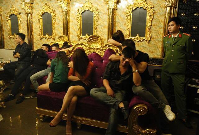 Bắt phó GĐ ngân hàng cùng 2 cô giáo đang phê trong tiệc ma tuý Bắt phó GĐ ngân hàng cùng 2 cô giáo đang phê trong tiệc ma tuý