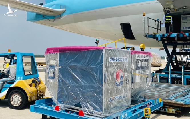 Ý nghĩa đặc biệt của lô vắc xin Covid-19 đầu tiên về Việt Nam Ý nghĩa đặc biệt của lô vắc xin Covid-19 đầu tiên về Việt Nam