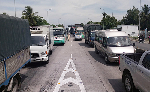 Tài xế lại dàn ôtô chặn ngang trạm BOT ở Cần Thơ Tài xế lại dàn ôtô chặn ngang trạm BOT ở Cần Thơ