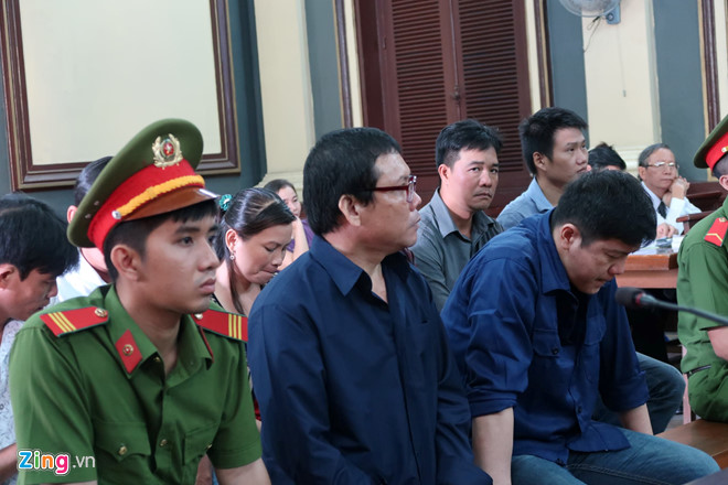 Nhóm bán logo xe 'vua', hối lộ tiền tỷ tiếp tục hầu tòa