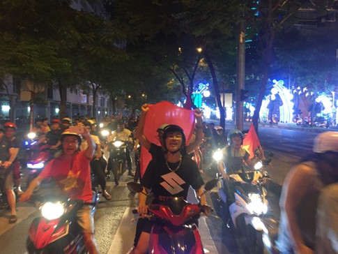 U.23 Việt Nam vào bán kết tuyệt vời: Biển người ra đường ăn mừng U.23 Việt Nam vào bán kết tuyệt vời: Biển người ra đường ăn mừng