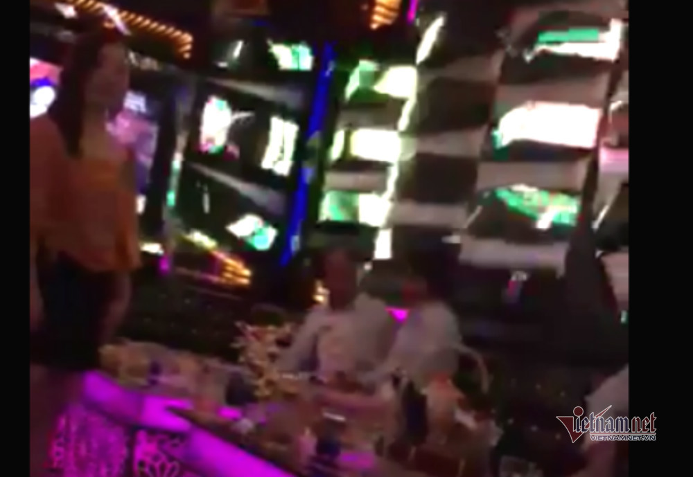 Nghi vấn Viện trưởng KSND ở Đắk Lắk đi hát karaoke ôm bị quay clip Nghi vấn Viện trưởng KSND ở Đắk Lắk đi hát karaoke ôm bị quay clip