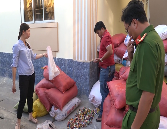 Bắt giam nữ quái sinh năm 1996 dùng mạng xã hội lừa đảo gần 70 tỷ đồng Bắt giam nữ quái sinh năm 1996 dùng mạng xã hội lừa đảo gần 70 tỷ đồng