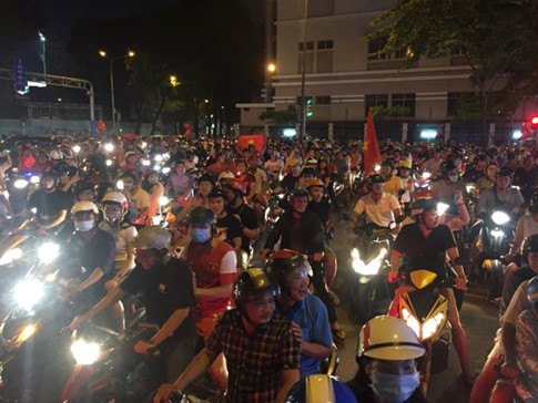 U.23 Việt Nam vào bán kết tuyệt vời: Biển người ra đường ăn mừng U.23 Việt Nam vào bán kết tuyệt vời: Biển người ra đường ăn mừng