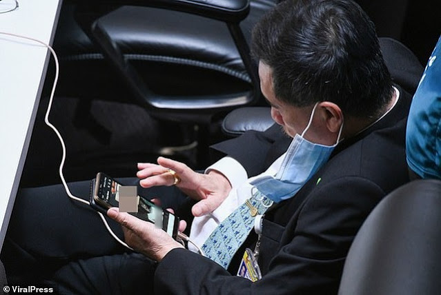 Phát hiện Nghị sĩ Thái Lan xem ảnh nhạy cảm khi họp quốc hội Phát hiện Nghị sĩ Thái Lan xem ảnh nhạy cảm khi họp quốc hội