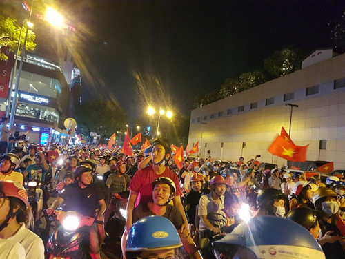 U.23 Việt Nam vào bán kết tuyệt vời: Biển người ra đường ăn mừng U.23 Việt Nam vào bán kết tuyệt vời: Biển người ra đường ăn mừng