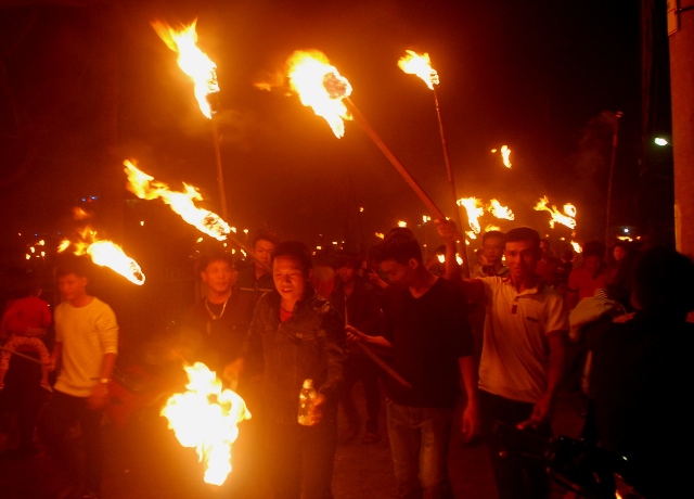 Quảng Bình: Độc đáo đêm 30 rước lửa thiêng về nhà