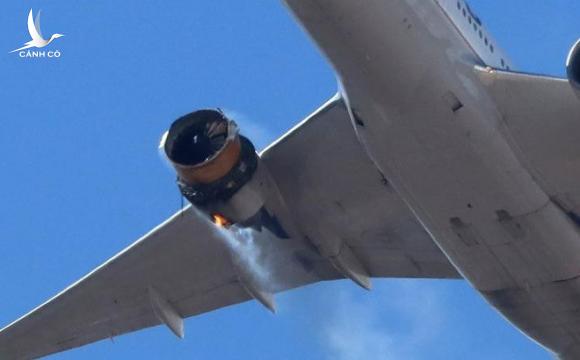 Kinh hoàng nhìn cảnh máy bay Boeing 777-200 mất gần hết vỏ động cơ vẫn hạ cánh an toàn Kinh hoàng nhìn cảnh máy bay Boeing 777-200 mất gần hết vỏ động cơ vẫn hạ cánh an toàn