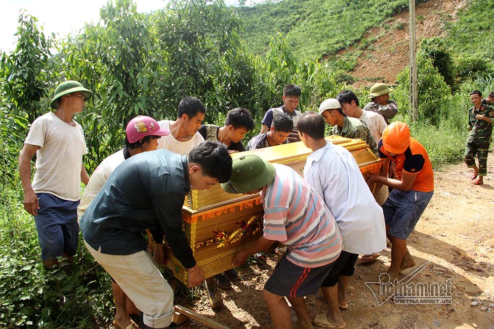 Trèo đèo, lội suối đưa thi thể Phó bí thư xã bị lũ cuốn trôi trong lúc cứu 2 cháu nhỏ về an táng Trèo đèo, lội suối đưa thi thể Phó bí thư xã bị lũ cuốn trôi trong lúc cứu 2 cháu nhỏ về an táng