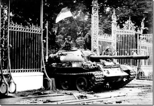 “Phủ bụi” vào lịch sử là mắc trọng tội với thế hệ cha ông “Phủ bụi” vào lịch sử là mắc trọng tội với thế hệ cha ông