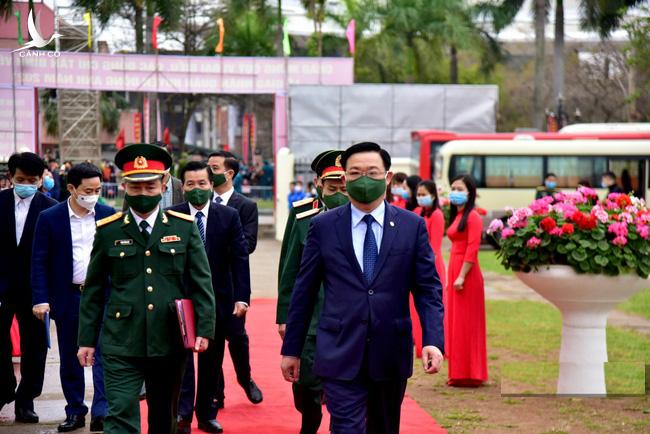 Bí thư và Chủ tịch Hà Nội tặng hoa, động viên thanh niên lên đường nhập ngũ