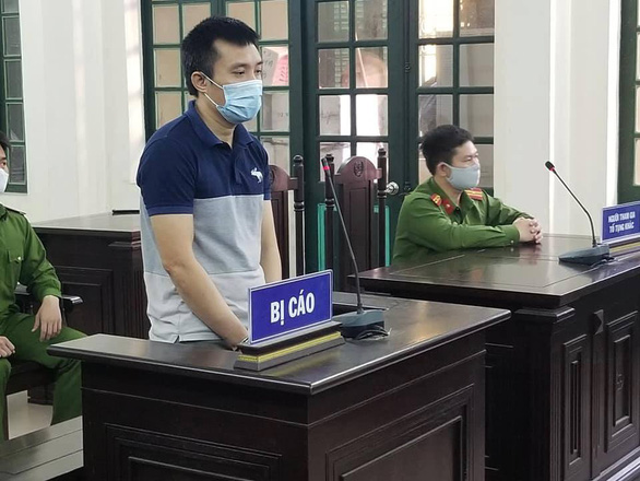 Phạt tù đối tượng tụ tập hát Karaoke giữa mùa dịch còn húc đầu vào mặt công an Phạt tù đối tượng tụ tập hát Karaoke giữa mùa dịch còn húc đầu vào mặt công an