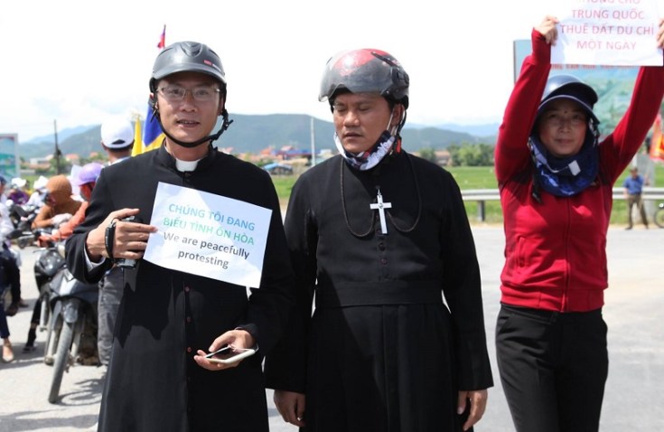 Biểu tình ngày 8-7-2018 tại giáo phận Vinh: bị mua chuộc, kích động hay tự phát? Biểu tình ngày 8-7-2018 tại giáo phận Vinh: bị mua chuộc, kích động hay tự phát?