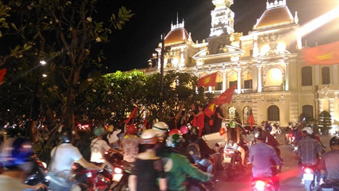 U.23 Việt Nam vào bán kết tuyệt vời: Biển người ra đường ăn mừng U.23 Việt Nam vào bán kết tuyệt vời: Biển người ra đường ăn mừng