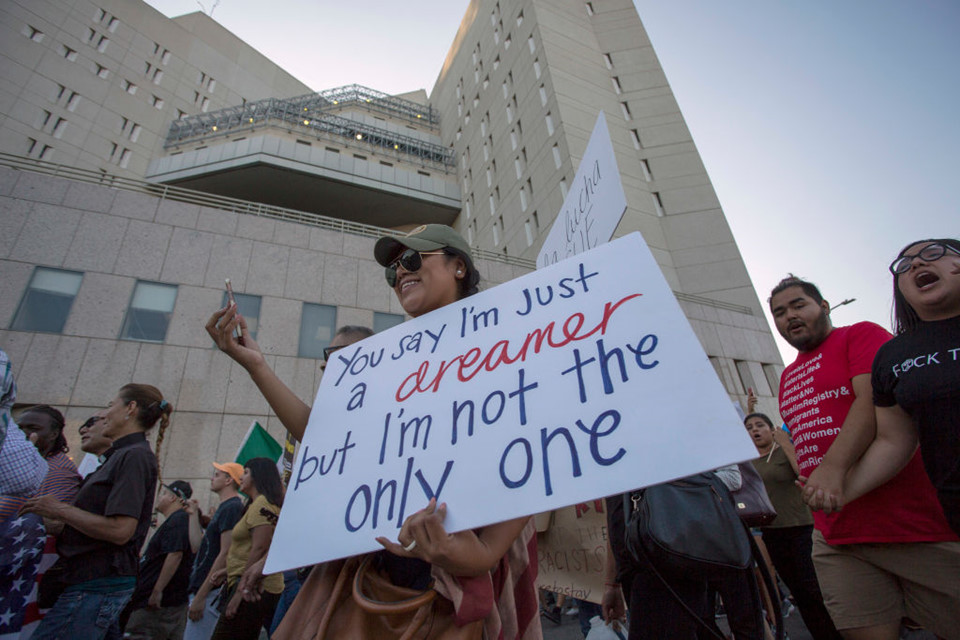 Trump ngưng 'Chính sách Giấc mơ' của Obama, biểu tình nổ ra khắp Mỹ Trump ngưng 'Chính sách Giấc mơ' của Obama, biểu tình nổ ra khắp Mỹ