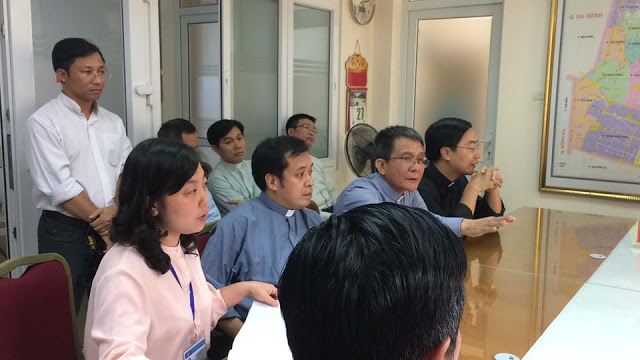 17 Linh mục Toà tổng giáo phận Hà Nội có tình diễn trò?! 17 Linh mục Toà tổng giáo phận Hà Nội có tình diễn trò?!