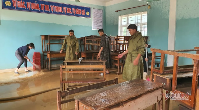 Hàng trăm cảnh sát cơ động xắn tay dọn bùn phủ kín sân trường học