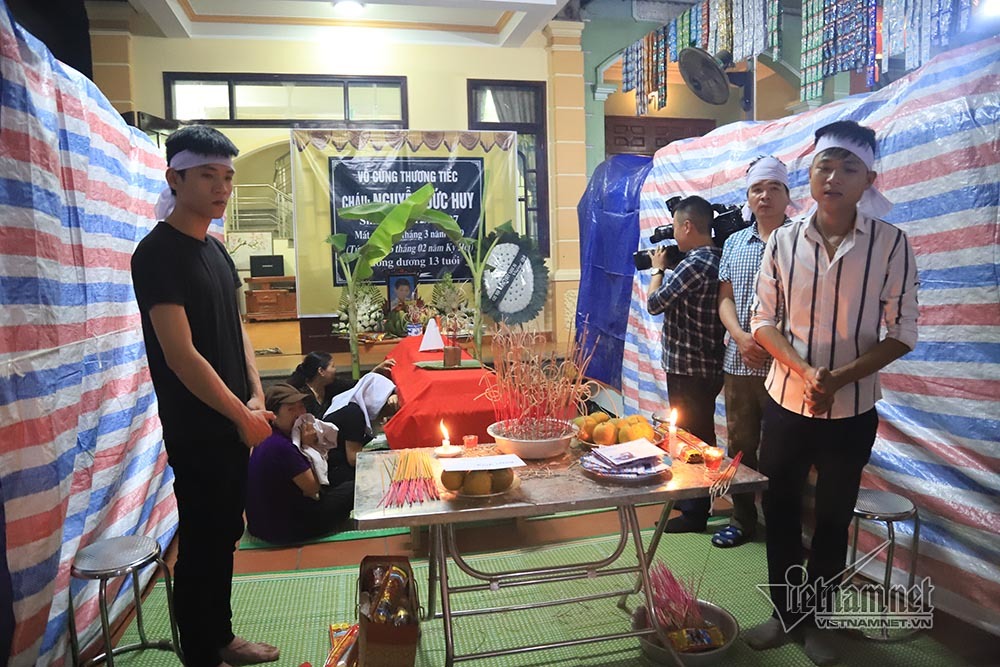 8 học sinh chết đuối trên sông Đà: Những đám tang vội vã trong đêm