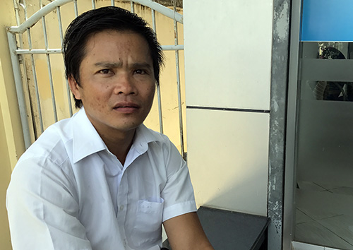 Bảo vệ ngân hàng ở Vĩnh Long: 'Tên cướp lên đạn dọa bắn tôi' Bảo vệ ngân hàng ở Vĩnh Long: 'Tên cướp lên đạn dọa bắn tôi'