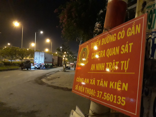 Cận cảnh nhóm dân phòng ngang nhiên… 'làm luật' Cận cảnh nhóm dân phòng ngang nhiên… 'làm luật'