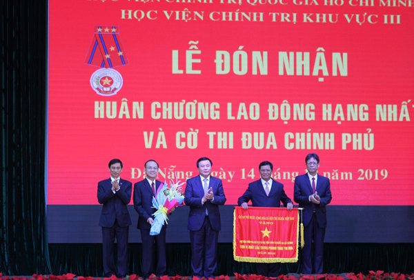 Thủ tướng trao Huân chương Lao động hạng Nhất cho Học viện Chính trị khu vực III Thủ tướng trao Huân chương Lao động hạng Nhất cho Học viện Chính trị khu vực III
