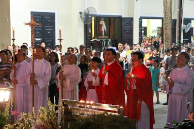 Linh mục Nguyễn Văn Toản (giáo xứ Thái Hà) đang tỏ ra cay cú Linh mục Nguyễn Văn Toản (giáo xứ Thái Hà) đang tỏ ra cay cú