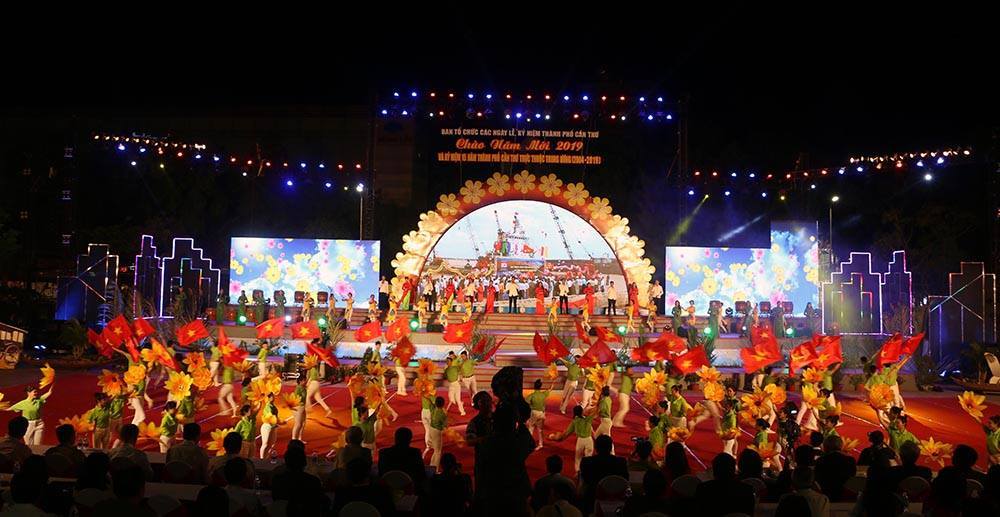 Rộn ràng đón năm mới 2019 khắp 3 miền Rộn ràng đón năm mới 2019 khắp 3 miền